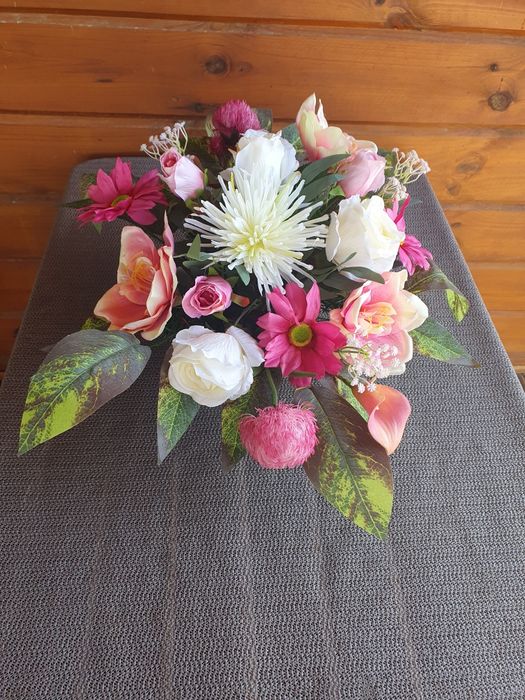 Zestaw różowych kompozycji na grób