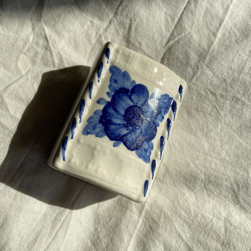 biały granatowy ceramiczny malowany kwiaty mały wazon wazonik vintage