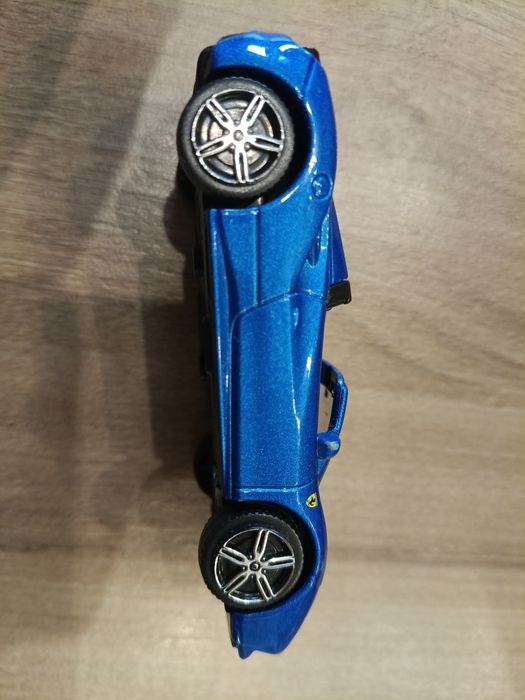 Bburago Ferrari 488 Spider 1/43 samochód niebieski