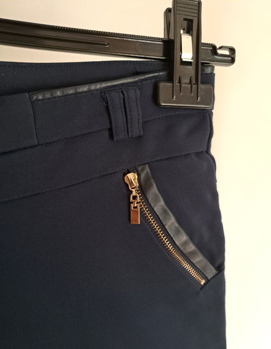 Granatowe spodnie eleganckie biurowe z zamkiem M 38 Freesia
