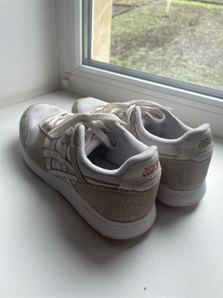 кросівки Asics.