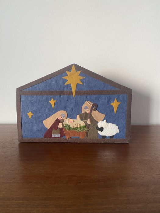 Caixa com Presépio de figuras em resina