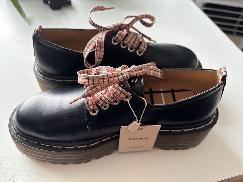 Buty Pull&Bear 37 czarne platforma półbuty mokasyny sznurowane