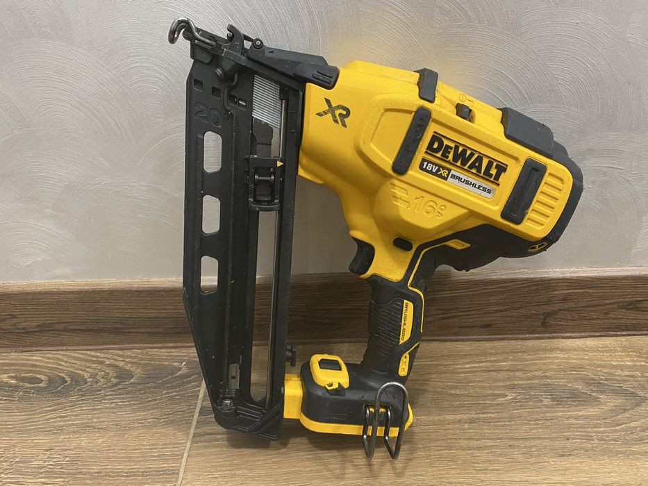 Пістолет,нейлер DeWalt DCN660(32-63мм)