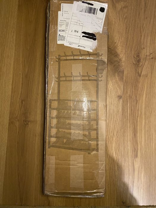 Metalowy regał z półkami na buty i wieszakami na ubrania