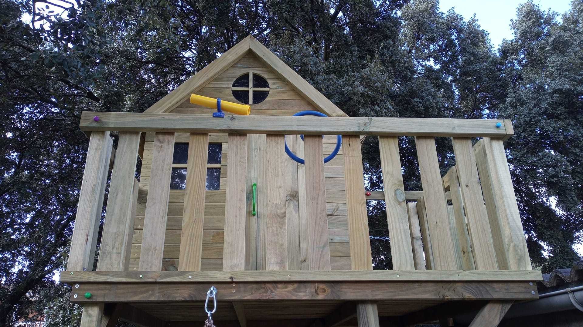 Casinha na árvore com parede de escalada