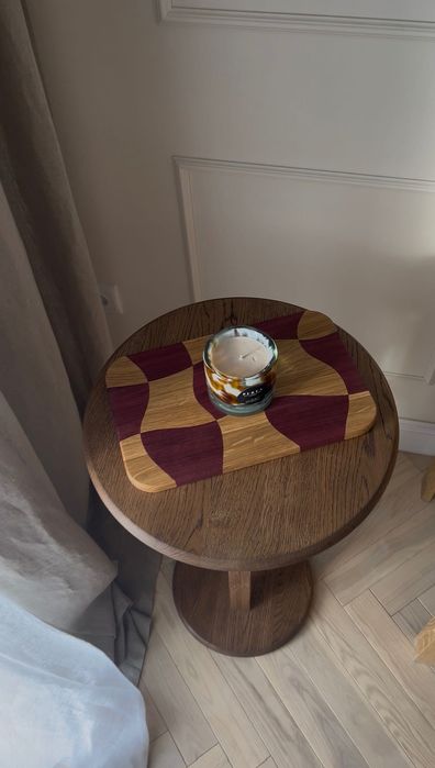 Falowana podstawka z litego drewna dębowego i amarantu