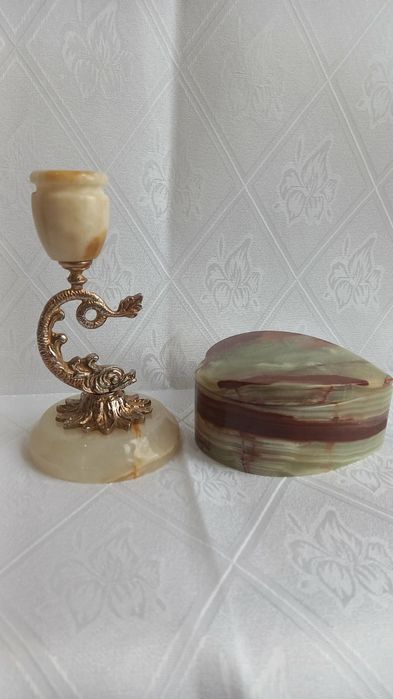 Шкатулка и подсвечник.