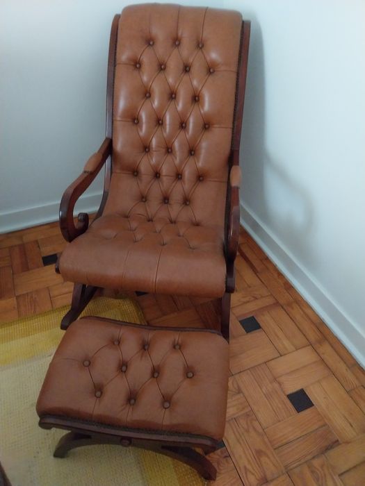 Cadeira de baloiço com banco de apoio de pés