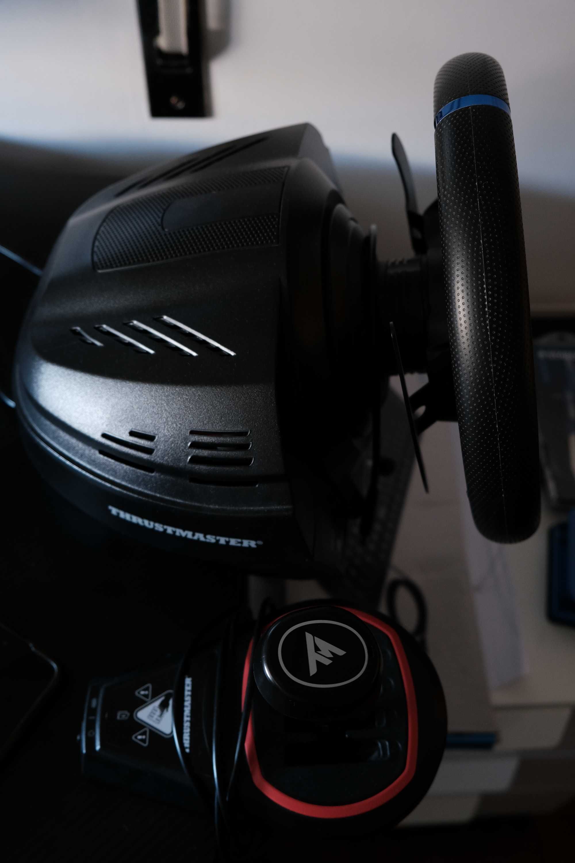 Volante Thrustmaster T300 rs gt c/pedais de metal c/manete TH8S