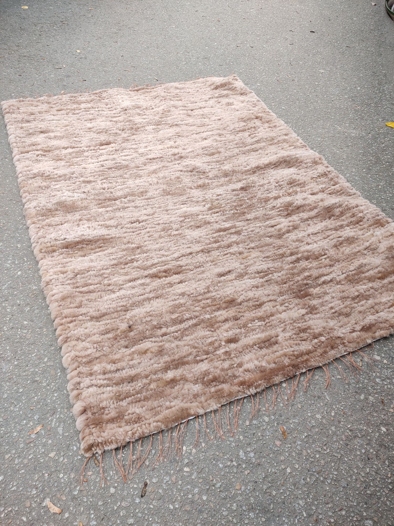 Piękny dywan naturalny ze skór owczych