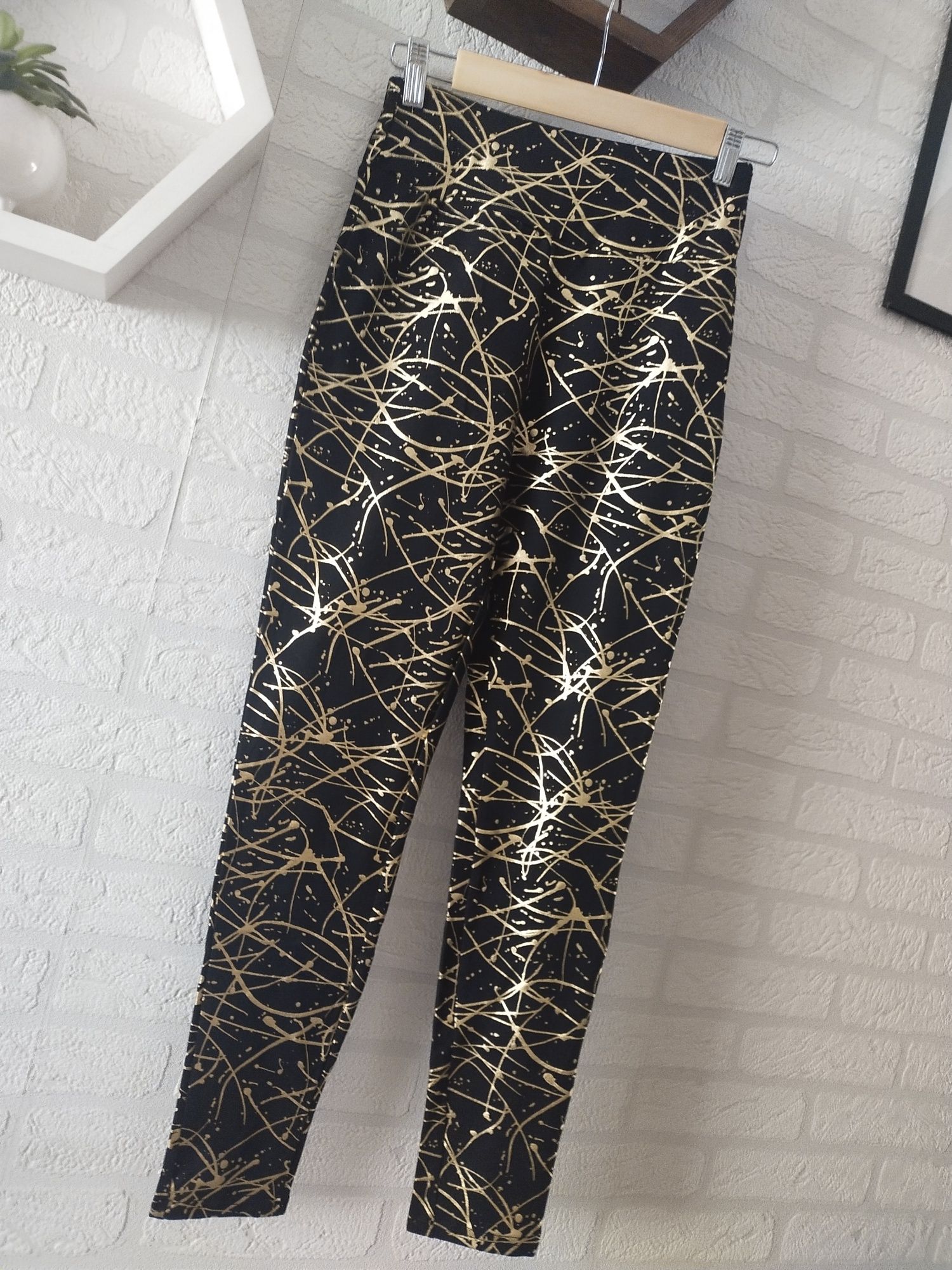 Nowe legginsy damskie ze złotym wzorem XS S