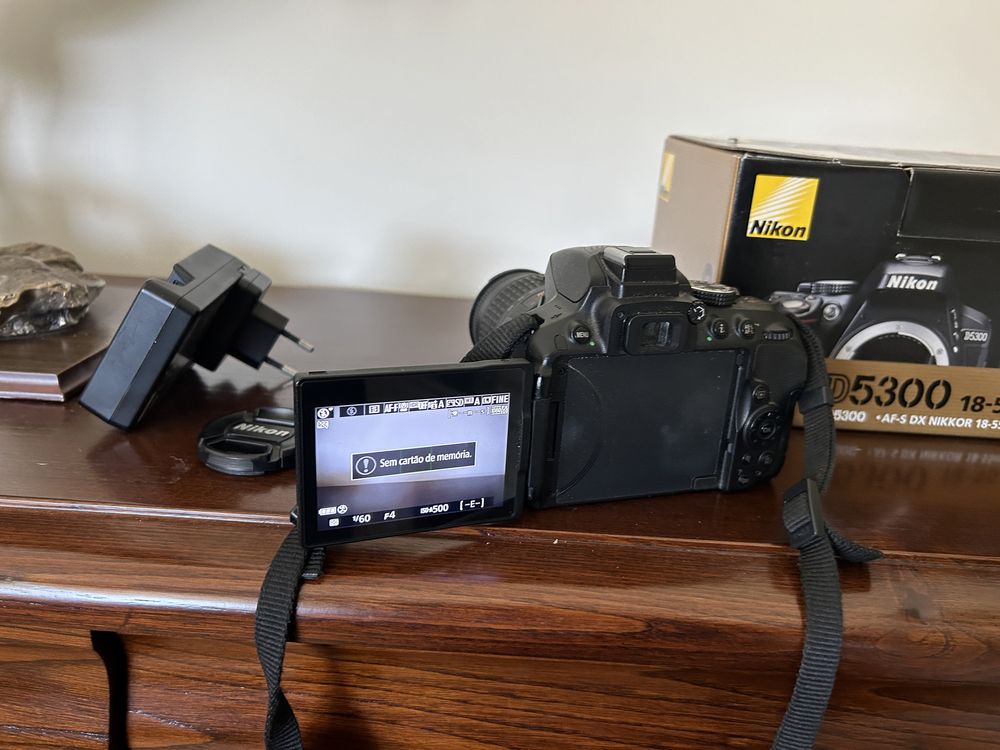 Vendo Camara Nikon 5300 DSLR bom estado