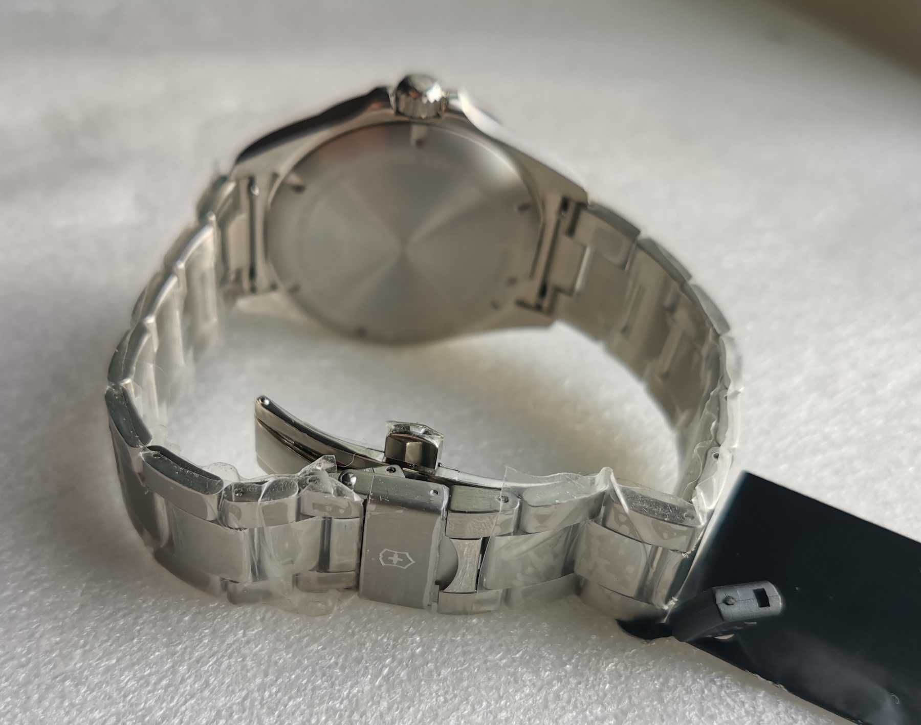 Новий швейцарський годинник Victorinox Swiss Army Fieldforce GMT