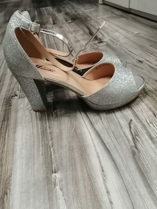 Sprzedam dwie pary butów srebrnych