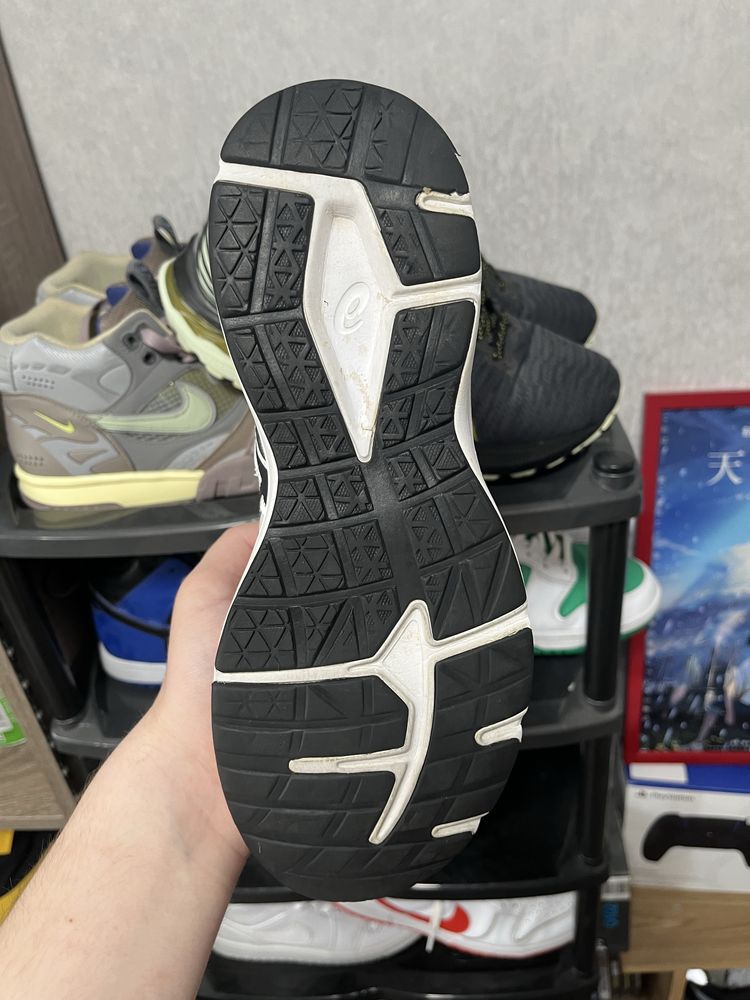 Кроссовки asics для спорта.