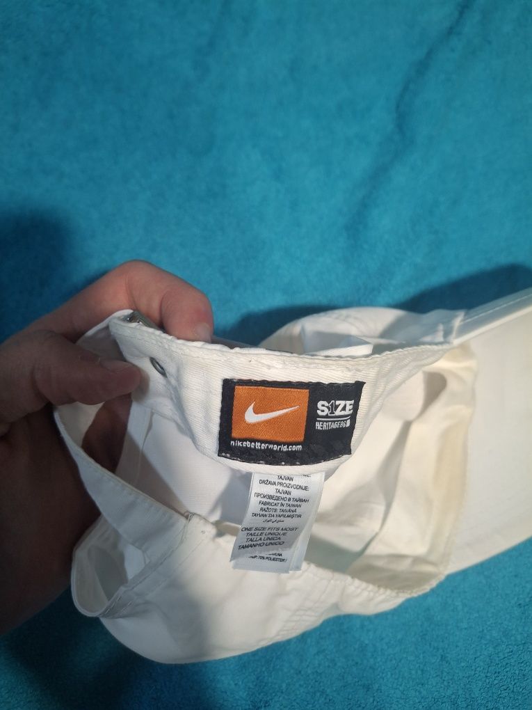 Біла кепка Nike metal swoosh