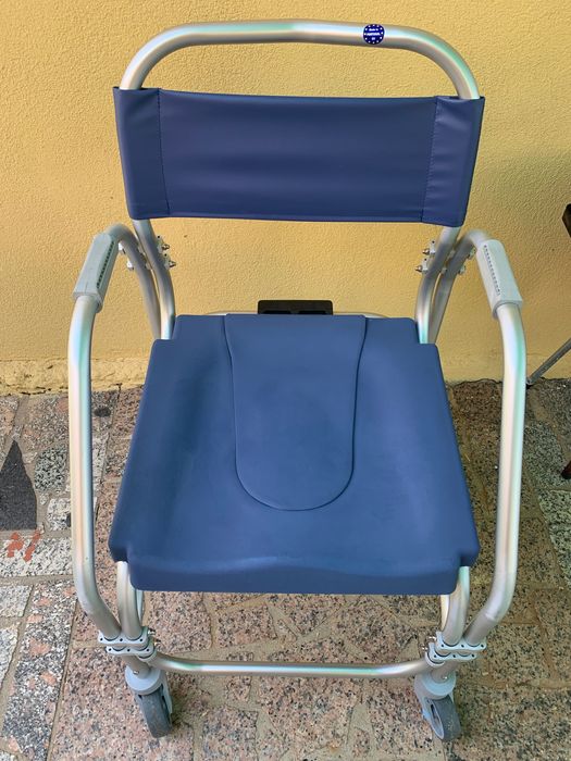 Cadeira sanitária de alumínio com rodas