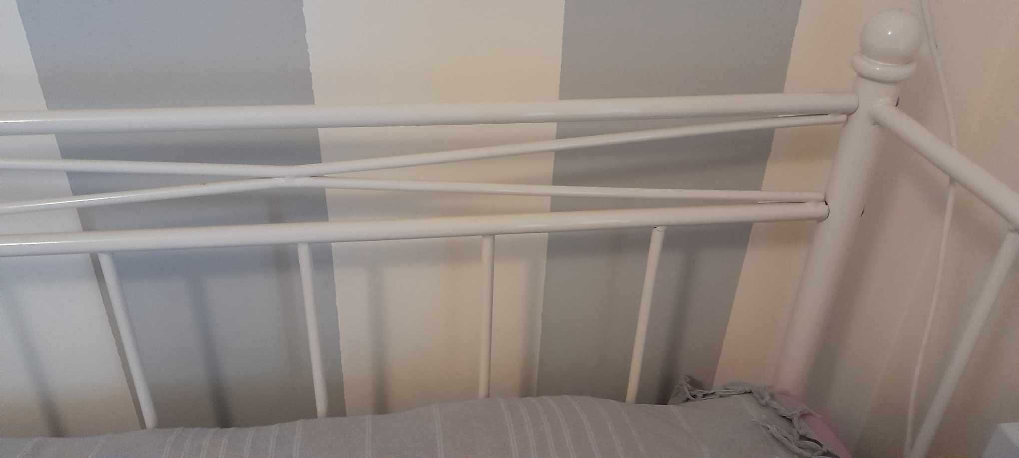 Cama de ferro branca. Medida solteiro.