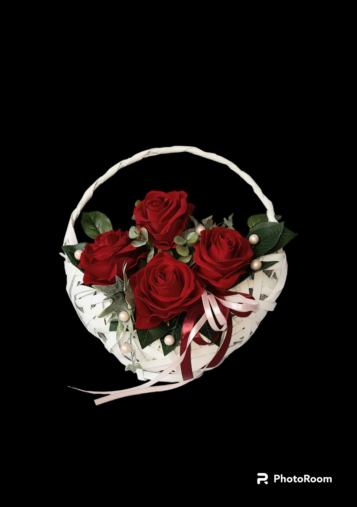 Czerwone róże w koszyku stroik kompozycja na grób  prezent