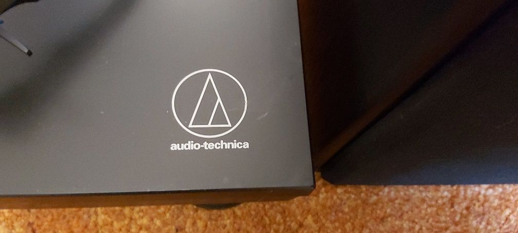 Gramofon Audio Technika z głośnikami i wzmacniaczem