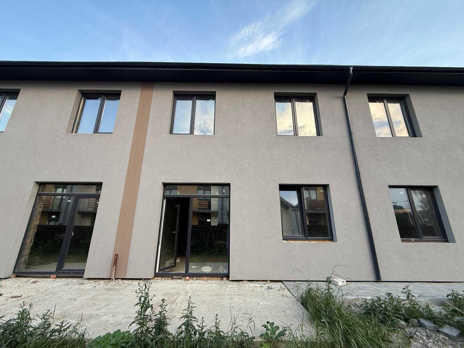Продаєтся танхаус в с. Крихівці площею 135м2,  2 сотки землі.