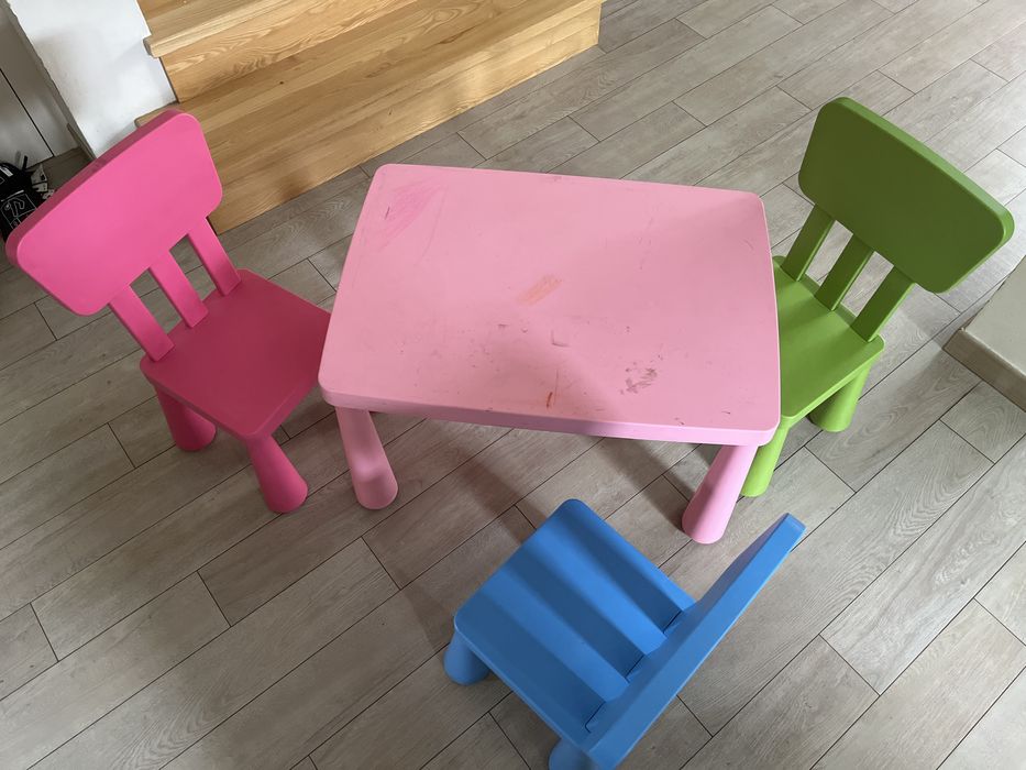 Stolik oraz 3 krzesełka Ikea dla dzieci