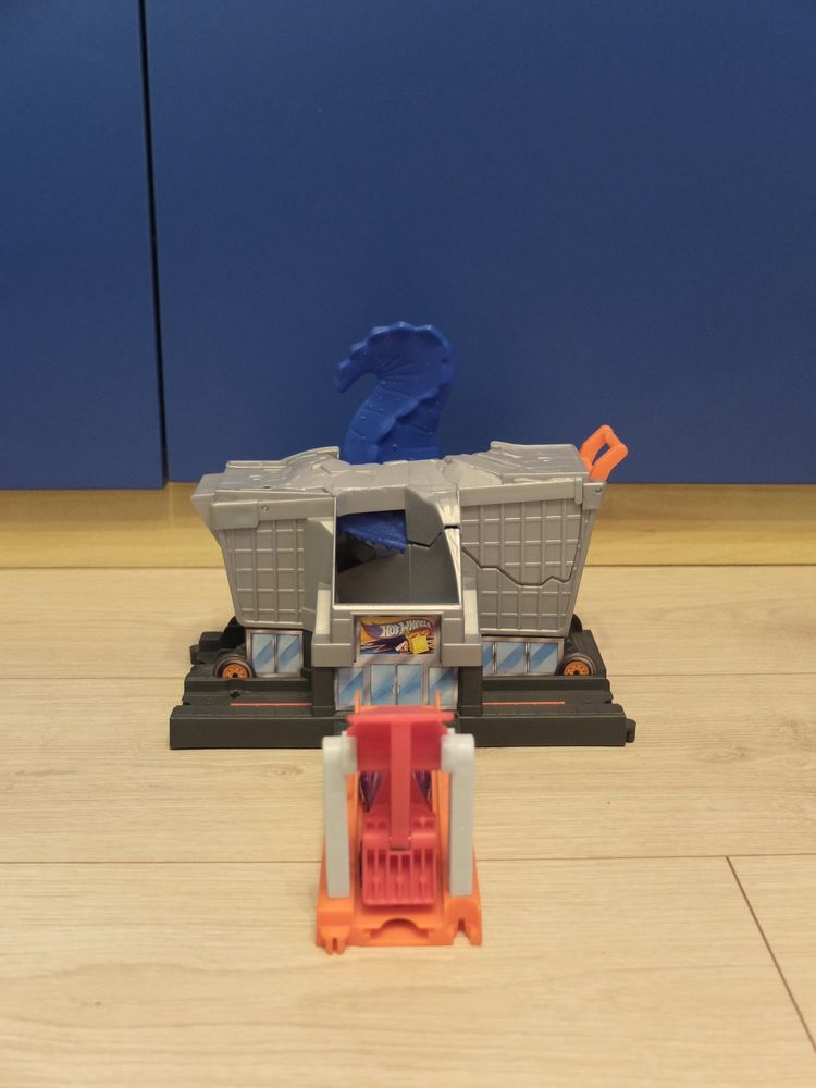 Hotwheels T-rex Grocery + monster truck hotwheels