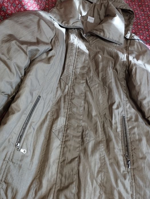 Куртка женская(52 размер)бежевого цвета
