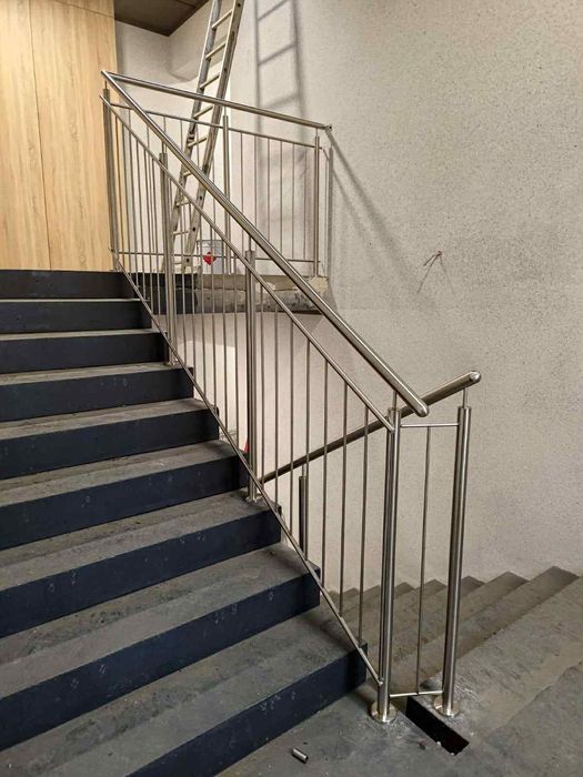 Balustrady nierdzewne podjazdy dla osób niepełnosprawnych