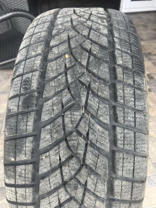 Шини Goodyear UltraGrip Ice 245 50 R20