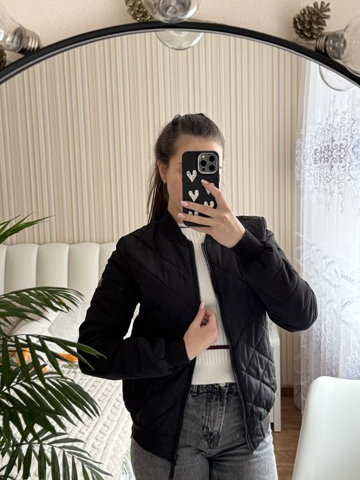 Чорний бомбер на замку