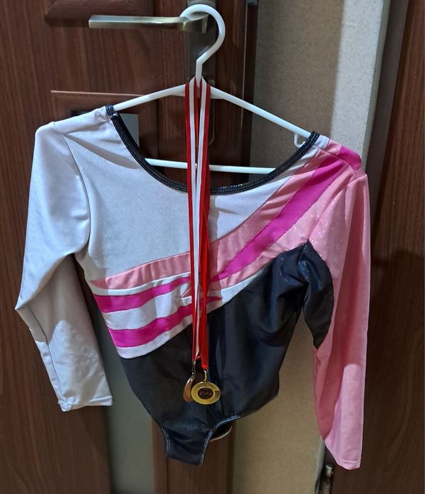 Strój na zawody gimnastyki artystycznej, akrobatyki