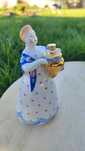 Porcelanowa figurka Dziewczynka z samowarem Dulovo 1964-68 lat