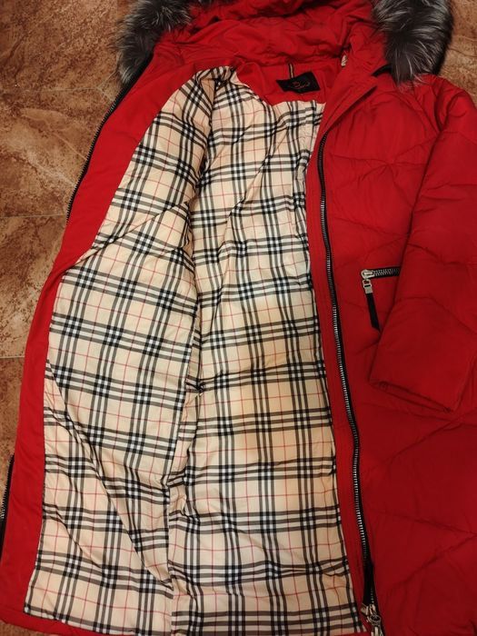 Красный женский пуховик, ботинки в подарок