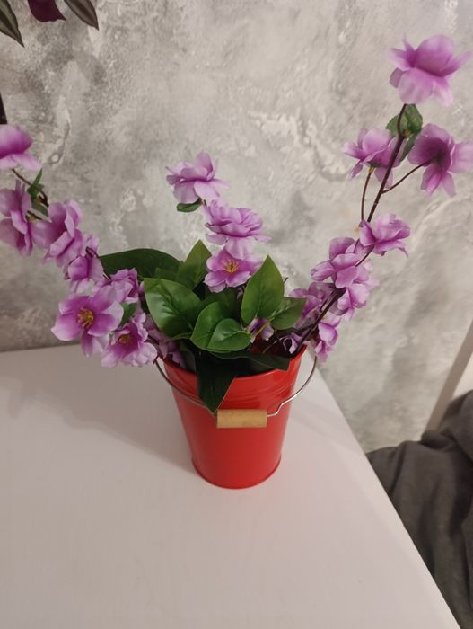 Sztuczne kwiaty i liście