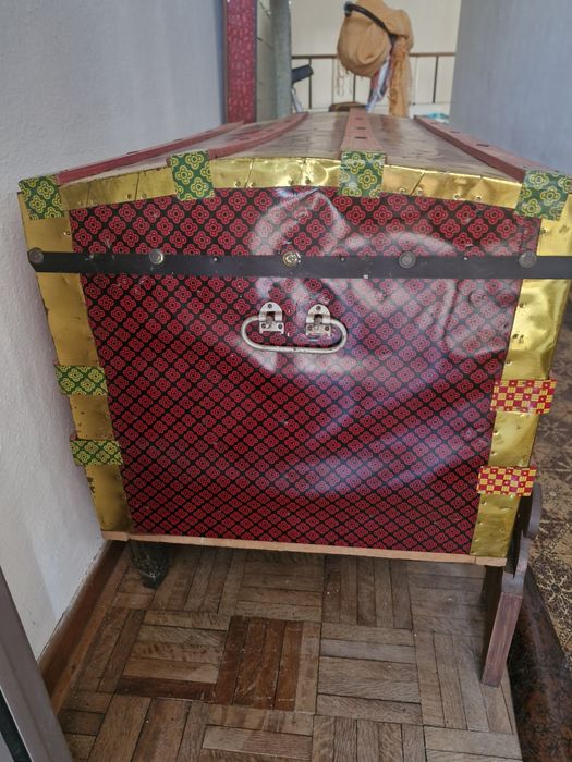 Arca lacada a metal vintage