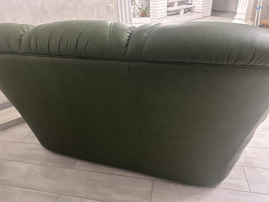 Диван тримістний шкіряний