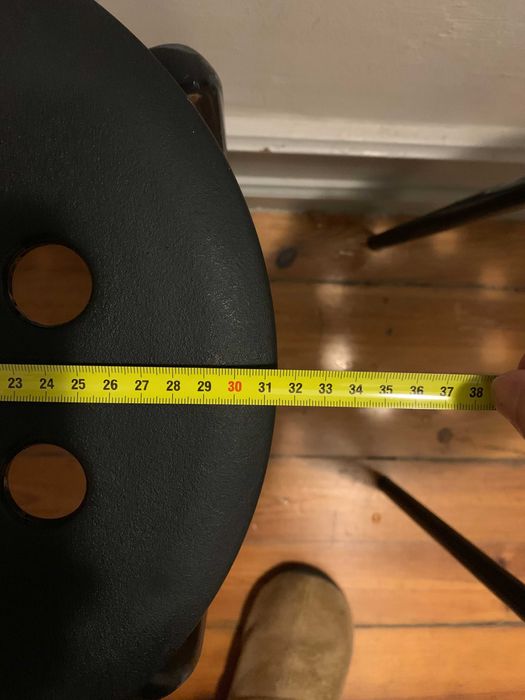 Cinco bancos pretos Ikea