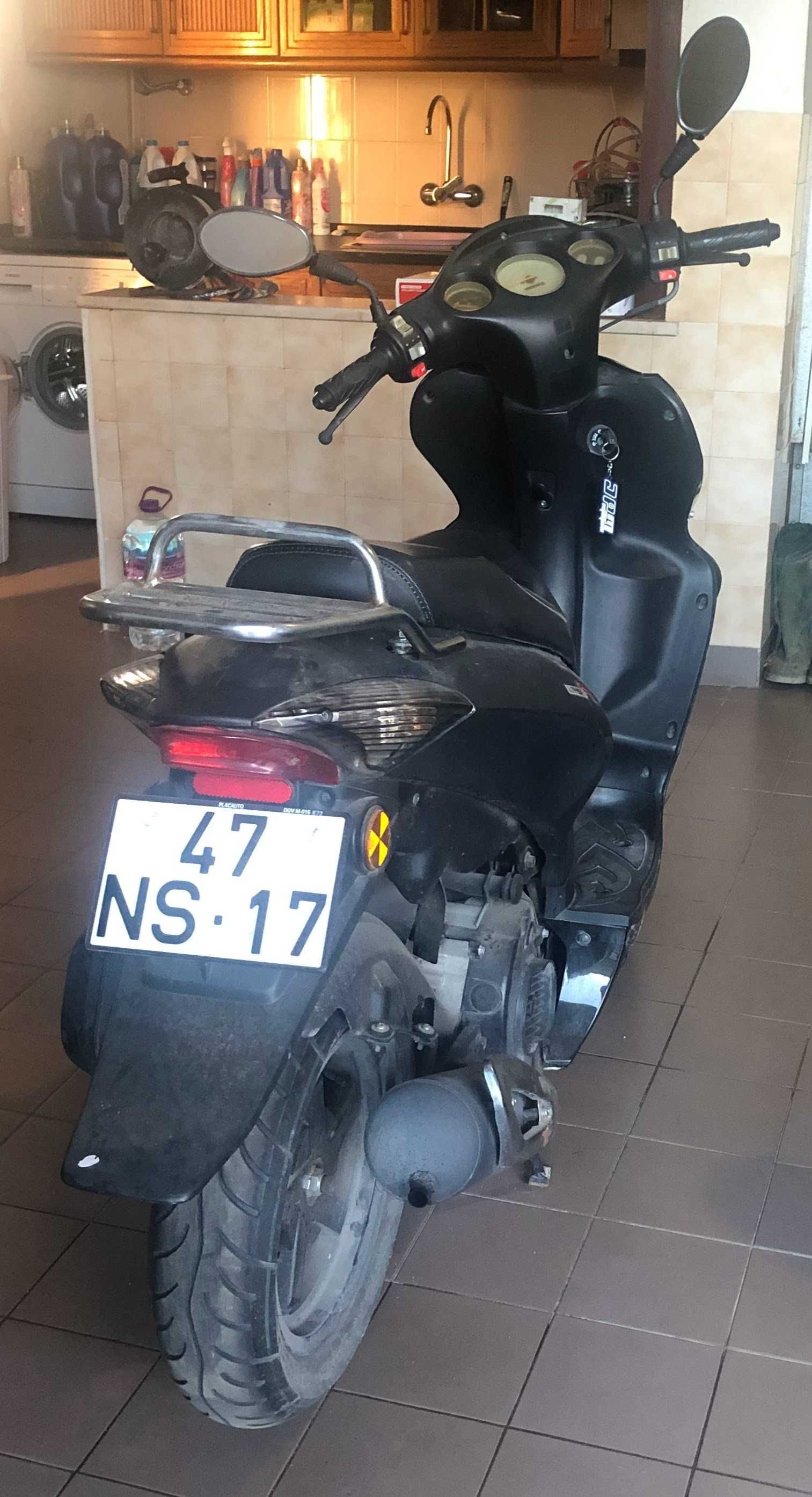 Mota 125 Keeway, pouco uso e de garagem