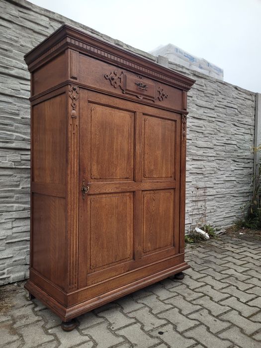 Dębowa szafa-bielizniarka.