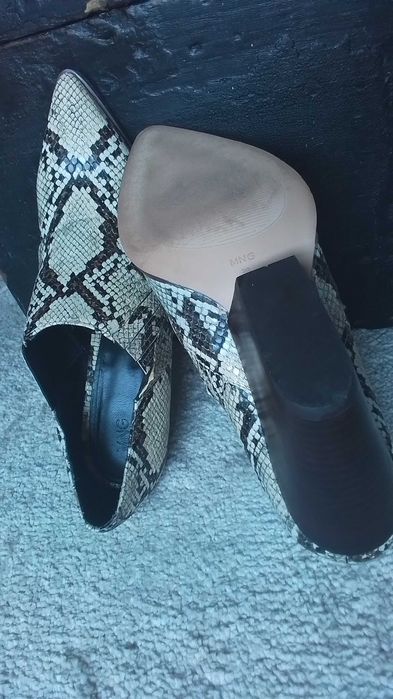 Sandálias ZARA, botas MANGO e outras