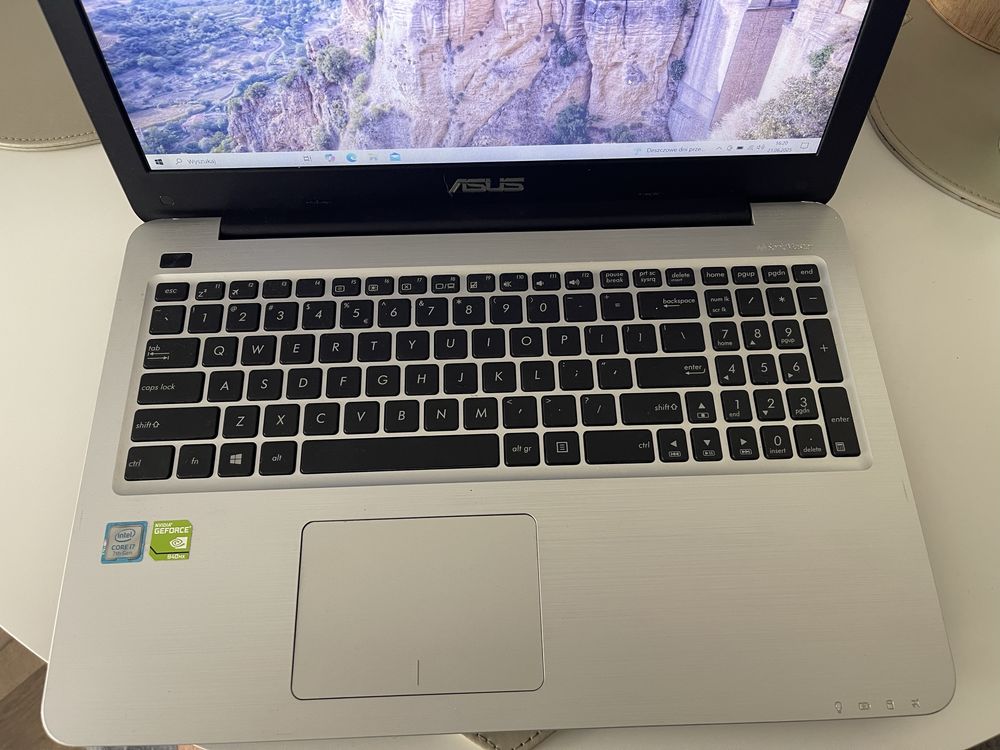 Laptop ASUS 12GB ram i7 SSD 500gb 15’6 R558UQ-DM871D