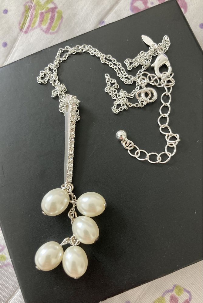 Zestaw- naszyjnik oraz kolczyki w kolorze srebra z perełkami syntet.