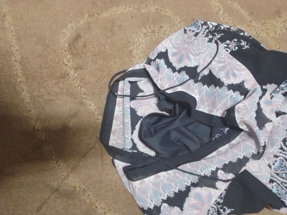 Vestido com barra florida em baixo e nas mangas