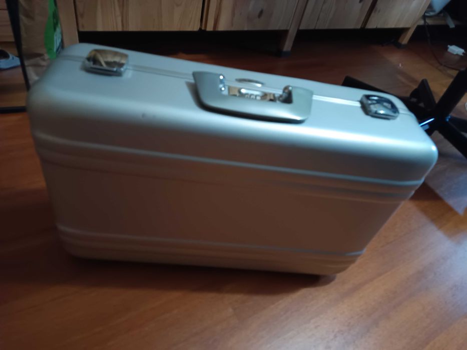 Mala em INOX com código de abertura