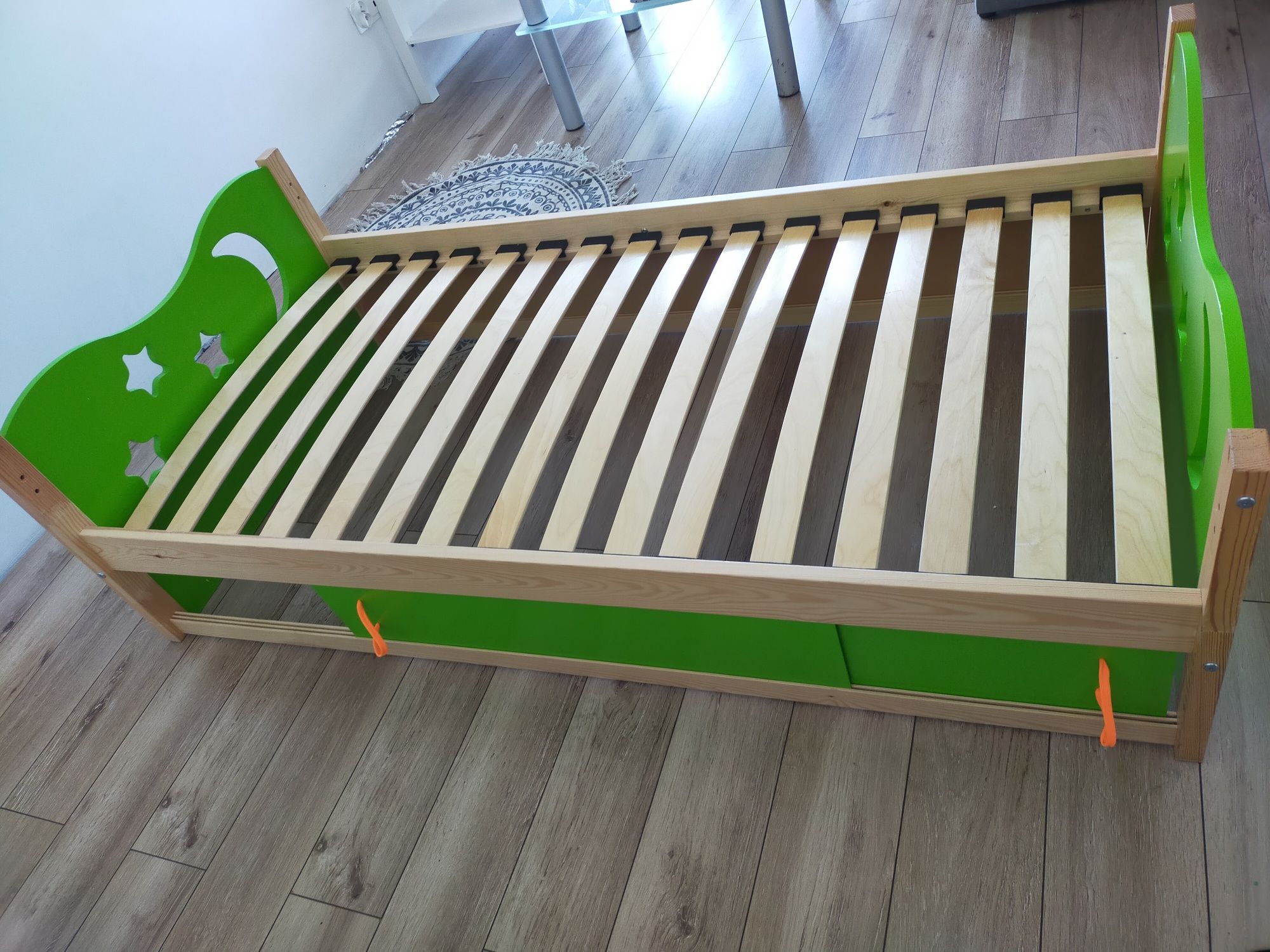 Łóżko dziecięce zielono- drewniane