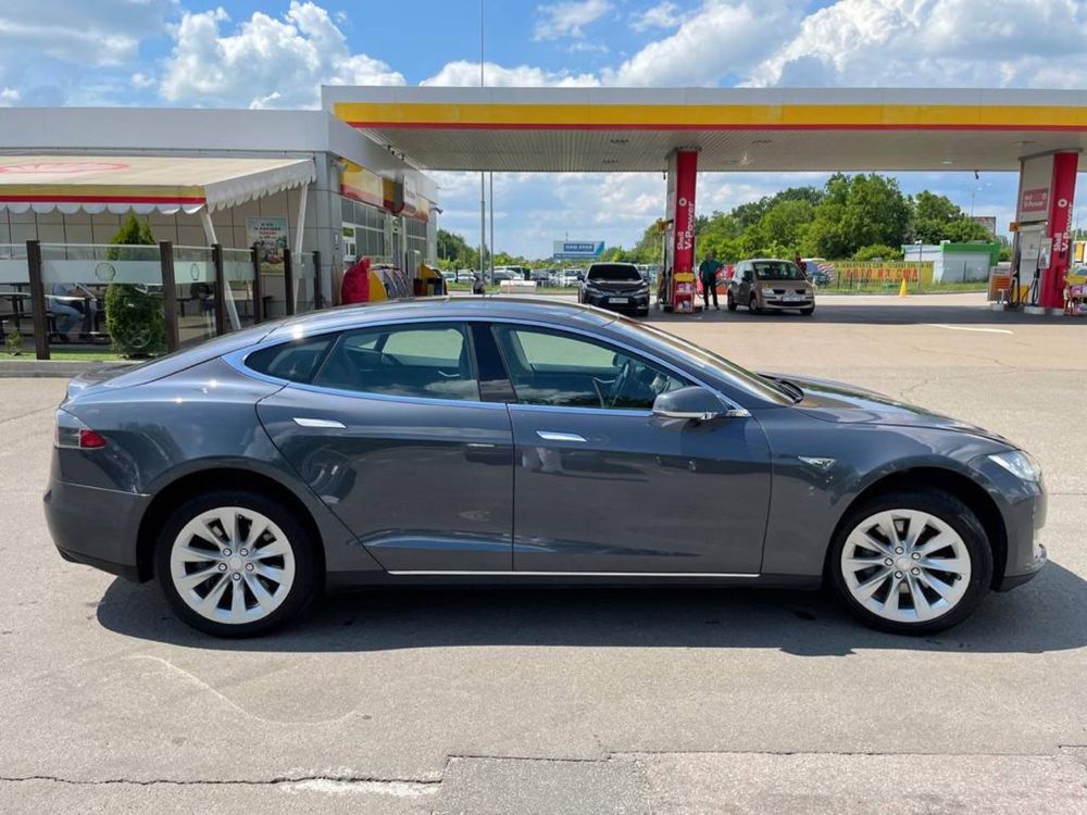 Tesla model S 2014.