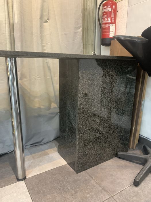 Rececao em marmore preto