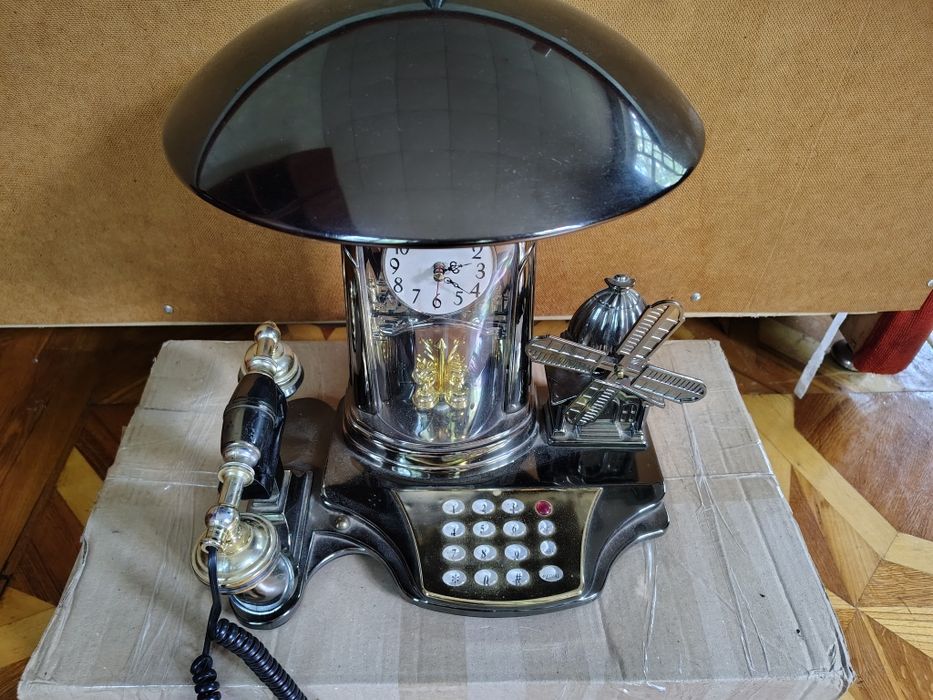 Продам ретро телефон з годинником та зі світильником.